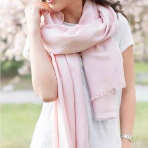 Cashmere and silk blend scarf, o/s, great condition. Pink lavender.